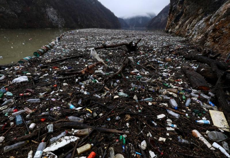  Tisuće kubika otpada zagadile su Drinu - Zastrašujući prizor u BiH: Tisuće kubika otpada zagadile su Drinu